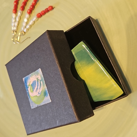 Glass art brooch pin, very eye catching for jacket / blazer lapel. NEW Jewellery - Picture 3 of 11